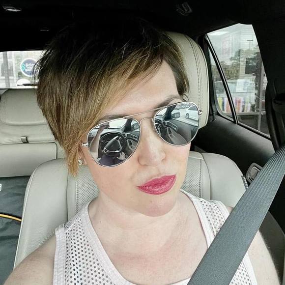 Meet your Posher, Adina - Picture 1 of 1